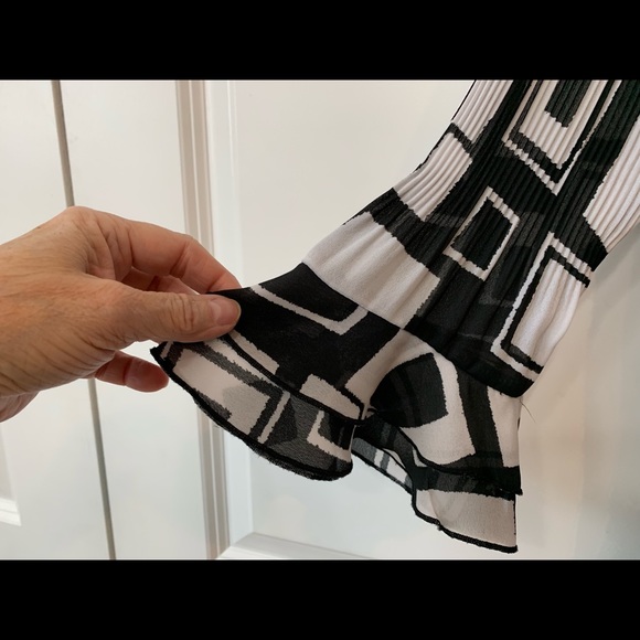 Blk/Wht geometric pattern button blouse - Picture 4 of 5